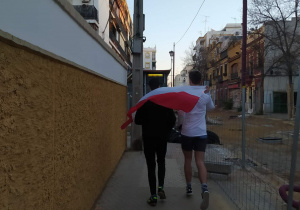 Mikołaj Rudzki i Jan Krupiński podczas biegu ulicami Sevilli